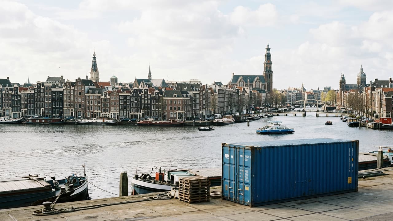 Panorama van Amsterdam met logistieke haven- of industrieterrein in close-up